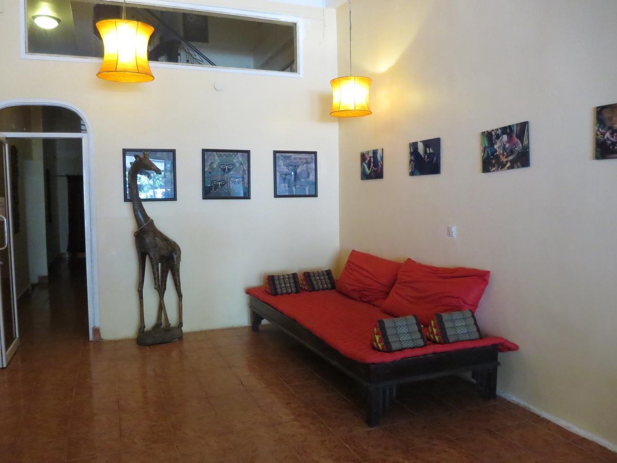 Goldie Guesthouse Phnom Penh Bagian luar foto