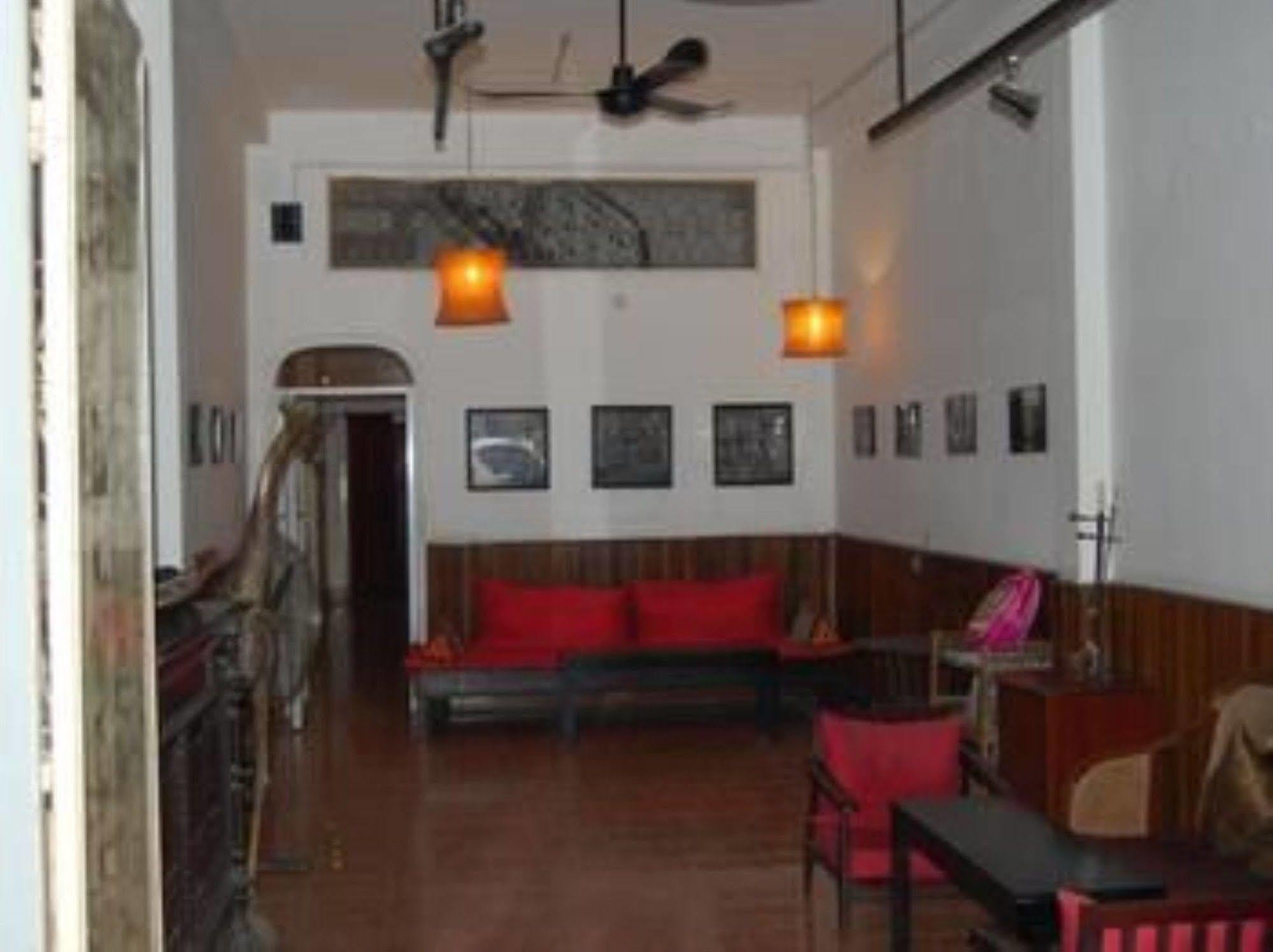 Goldie Guesthouse Phnom Penh Bagian luar foto