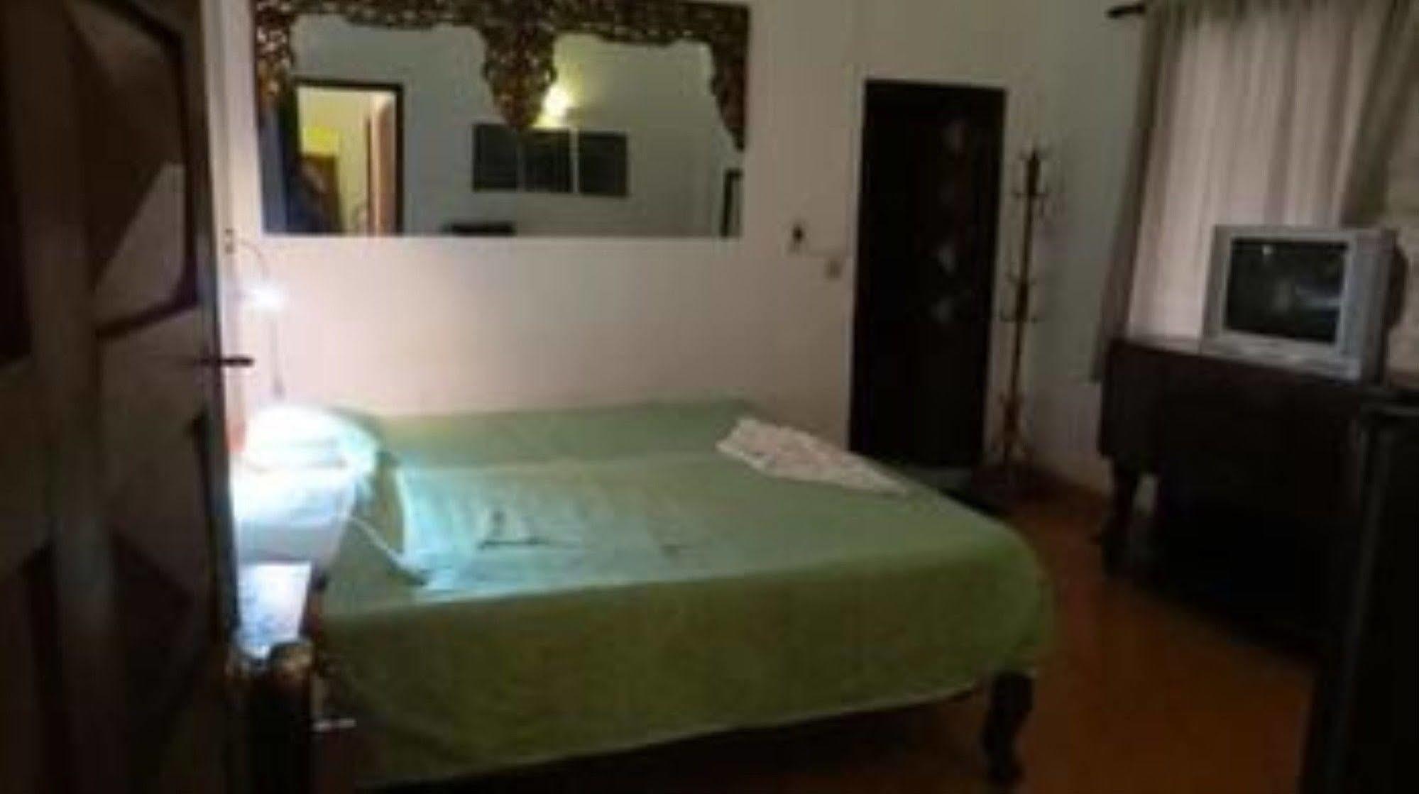 Goldie Guesthouse Phnom Penh Bagian luar foto