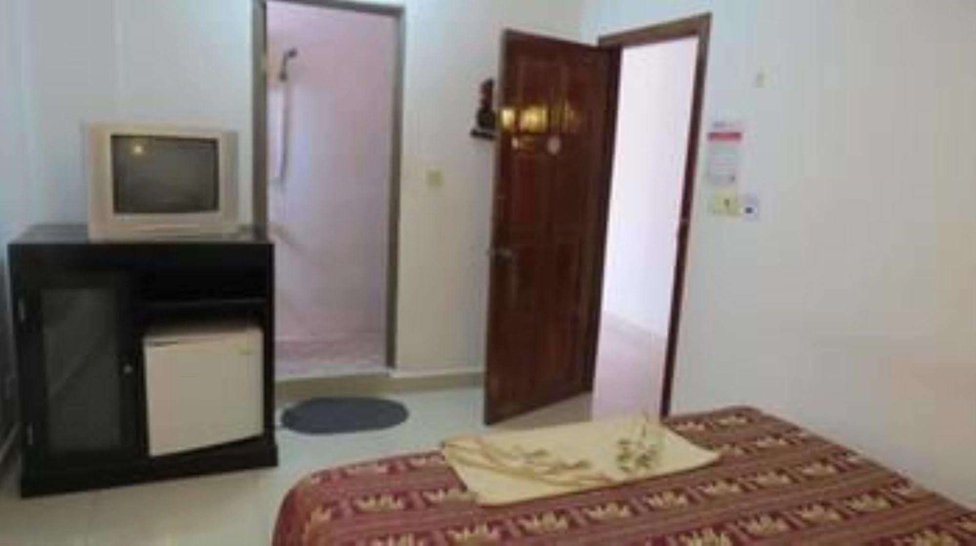 Goldie Guesthouse Phnom Penh Bagian luar foto
