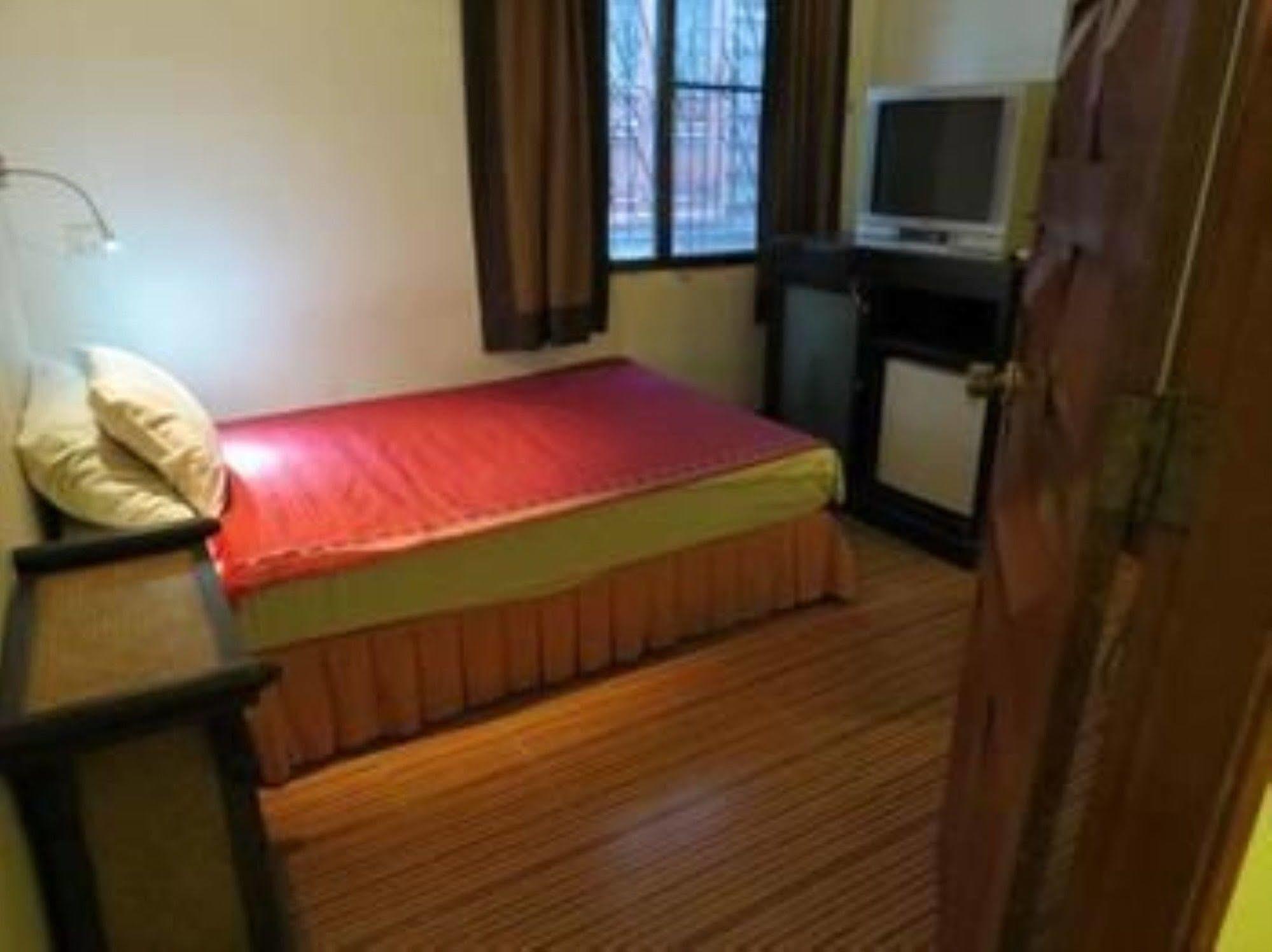 Goldie Guesthouse Phnom Penh Bagian luar foto