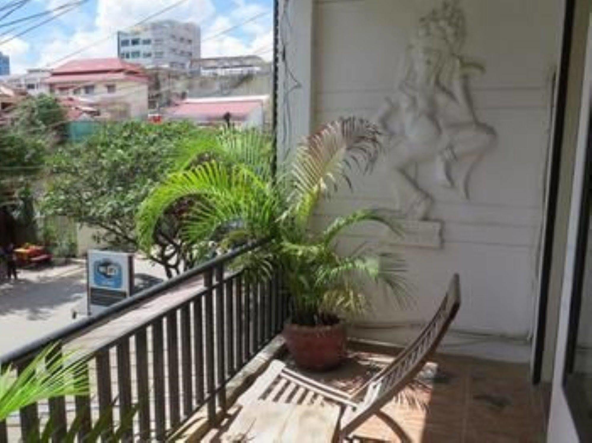 Goldie Guesthouse Phnom Penh Bagian luar foto